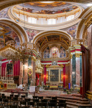 Foto de Mdina, Malta - 22 de diciembre de 2023: vista interior de la lujosa y ornamentada Catedral de San Pablo en la silenciosa ciudad de Mdina - Imagen libre de derechos