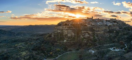 Téléchargez les photos : Santa Severina, Italie - 6 décembre 2023 : vue panoramique sur le village perché de Santa Severina en Calabre au lever du soleil - en image libre de droit