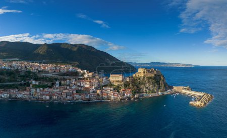 Foto de Scilla, Italia - 17 diciembre, 2023: panorama vista del paisaje del dron de la ciudad costera de Scilla en Calabria - Imagen libre de derechos