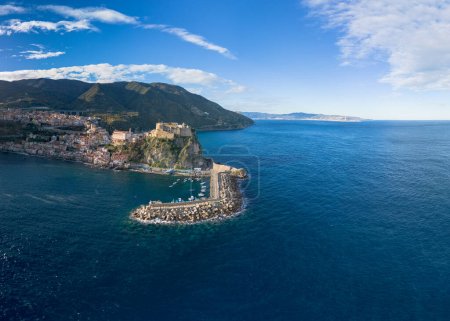 Foto de Scilla, Italia - 17 diciembre, 2023: vista del paisaje del dron de la ciudad costera de Scilla en Calabria - Imagen libre de derechos