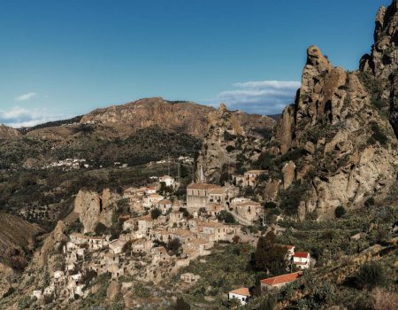 Téléchargez les photos : Pentedattilo, Italie - 16 décembre 2023 : vue de la ville fantôme d'Aspromonte de Pentedattilo en Calabre - en image libre de droit