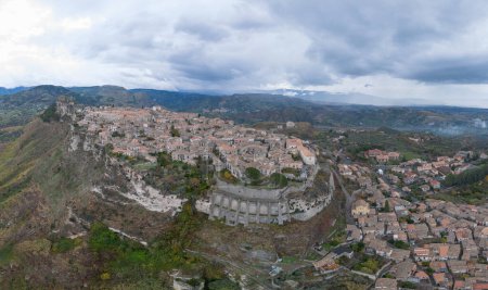 Téléchargez les photos : Gerace, Italie - 15 Décembre, 2023 : perspective de drone du pittoresque village de montagne de Gerace en Calabre - en image libre de droit