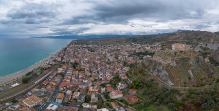 Foto de Roccella Ionica, Italia - 15 de diciembre de 2023: perspectiva de drones del pintoresco pueblo calabrés de Roccella Ionica - Imagen libre de derechos