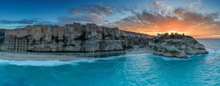 Foto de Tropea, Italia - 16 diciembre, 2023: vista panorámica de la playa de Rotonda y del colorido casco antiguo de Tropea en Calabria al atardecer - Imagen libre de derechos
