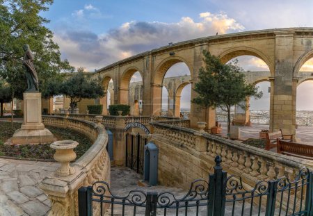 Foto de La Valeta, Malta - 23 de diciembre de 2023: vista de la Batería Saluting y los arcos de los jardines del Alto Barrakka en La Valeta - Imagen libre de derechos