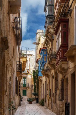 Foto de La Valeta, Malta - 23 diciembre, 2023: idílica calle pintoresca de la ciudad en el centro de Birgu en las Tres Ciudades de La Valeta - Imagen libre de derechos