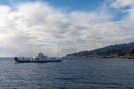 Téléchargez les photos : Villa San Giovanni, Italie - 17 Décembre, 2023 : ferry venant de la Sicile à l'Italie dans le détroit de Messine - en image libre de droit