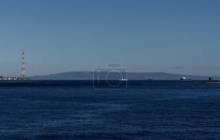 Foto de Villa San Giovanni, Italia - 17 diciembre, 2023: vista del estrecho de Messina entre Sicilia e Italia continental y los barcos que pasan - Imagen libre de derechos