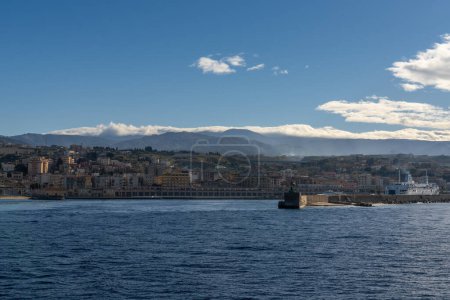 Téléchargez les photos : Villa San Giovanni, Italie - 17 Décembre, 2023 : vue sur le terminal de ferry et le port à Villa San Giovanni sur le détroit de Messine - en image libre de droit