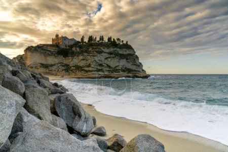 Téléchargez les photos : Tropea, Italie - 16 Décembre, 2023 : vue de l'église Santa Maria dell'Isola sur son promontoire rocheux à Tropea au coucher du soleil - en image libre de droit