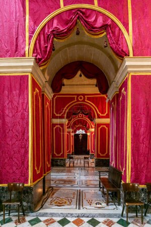 Foto de Mdina, Malta - 22 de diciembre de 2023: pasillo colgado de tapices en la Catedral Metropolitana de San Pablo en Mdina - Imagen libre de derechos