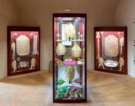 Téléchargez les photos : Monreale, Italie - 5 Janvier, 2024 : robes et chaussures et mitres pour l'archevêque dans le musée de la cathédrale de Monreale en Sicile - en image libre de droit