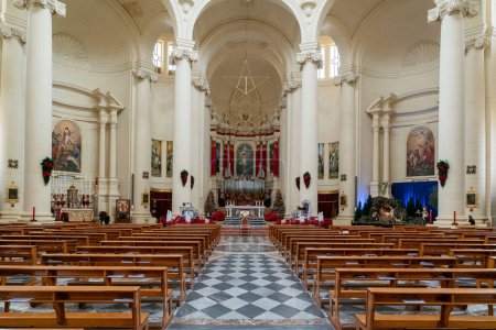 Téléchargez les photos : Xewkija, Malte - 20 décembre 2023 : vue intérieure de l "église Saint-Jean-Baptiste sur l" île Gozo à Malte - en image libre de droit