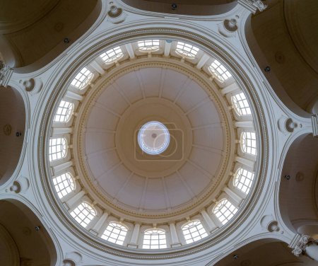 Téléchargez les photos : Xewkija, Malte - 20 décembre 2023 : vue de l'intérieur du dôme de l'église Saint-Jean-Baptiste sur l'île Gozo à Malte - en image libre de droit
