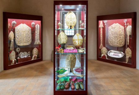 Téléchargez les photos : Monreale, Italie - 5 Janvier, 2024 : robes et chaussures et mitres pour l'archevêque dans le musée de la cathédrale de Monreale en Sicile - en image libre de droit