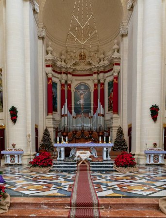 Téléchargez les photos : Xewkija, Malte - 20 décembre 2023 : vue verticale de l'autel de l "église Saint-Jean-Baptiste sur l" île Gozo à Malte - en image libre de droit