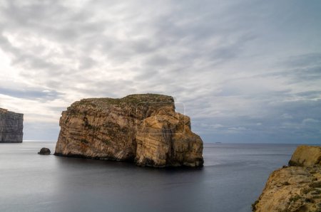 Foto de Vista panorámica de larga exposición de la bahía de Dwejra y la roca Ufo en la isla de Gozo en Malta - Imagen libre de derechos
