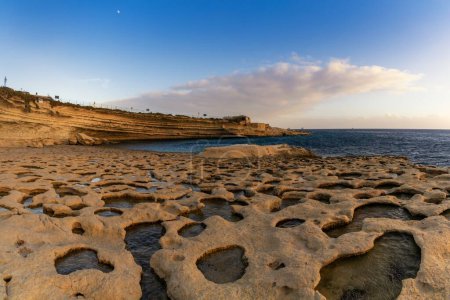 Foto de Una vista de las piscinas de marea y acantilados en la bahía de Il-Hofra z-Zghira en Malta - Imagen libre de derechos