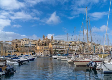 Foto de La Valeta, Malta - 23 de diciembre de 2023: muchos barcos en el Gran Puerto de La Valeta con la ciudad de Birgu al fondo - Imagen libre de derechos
