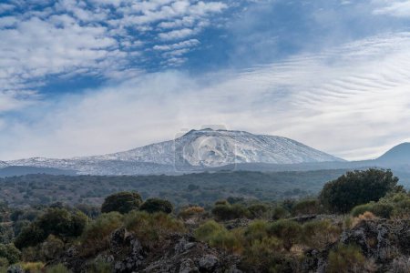 Foto de Una vista de un monte Etna cubierto de nieve y las colinas salvajes de la región de Sicilia - Imagen libre de derechos