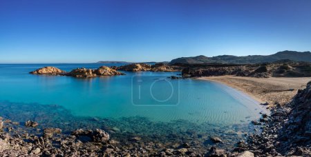 Foto de Vista del paisaje de la idílica y tranquila Cala Pregonda en el norte de Menorca - Imagen libre de derechos