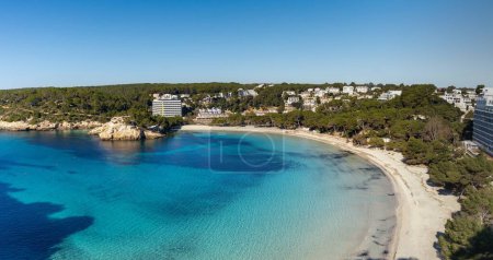 Foto de Una vista de la hermosa playa de arena y balneario de Cala Galdana en la isla de Menorca en España - Imagen libre de derechos