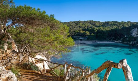 Blick auf die idyllische Cala Macarella im Süden Menorcas mit einem Wanderweg im Vordergrund