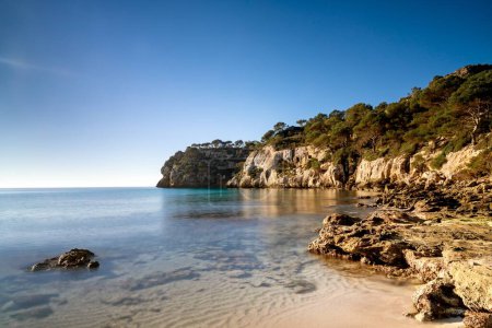 Ein Blick auf die idyllische Cala Macarella im Süden Menorcas