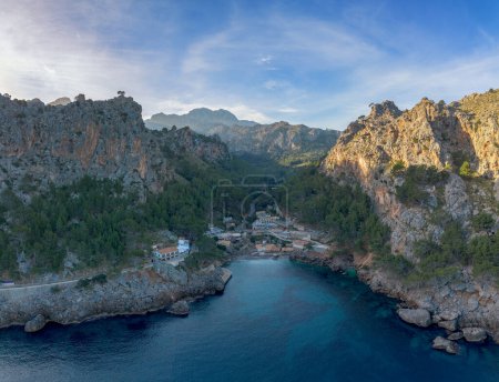 Ein Drohnenblick auf den kleinen Fischerort und Hafen von Sa Calobra in den zerklüfteten und wilden Küstenbergen im Norden Mallorcas