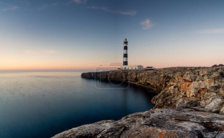 Una vista del emblemático faro de Cap d 'Artrutx en la isla de Menorca justo después del amanecer