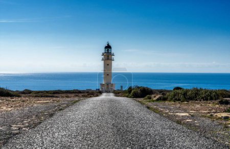Eine lange Landstraße führt zum Leuchtturm am Cap de Barbaria auf der Insel Formentera