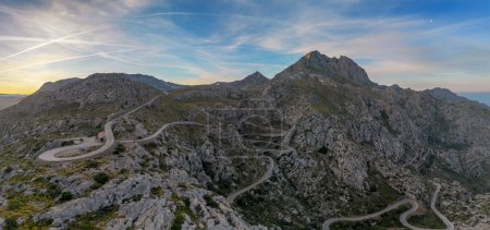 Foto de Vista panorámica de la famosa carretera de serpientes que conduce desde el paso de montaña Coll de Reis a Sa Calobra en el escarpado paisaje del norte de Mallorca - Imagen libre de derechos