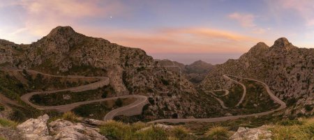 Panorama-Sonnenaufgangslandschaft im Tramuntana-Gebirge von Mallorca mit Blick auf die markante Schlangenstraße, die hinunter nach Sa Calobra führt