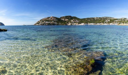 Blick auf die idyllische Naturhafen- und Hafenstadt Andratx im Osten Mallorcas