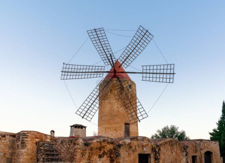 Foto de Algaida, España - 21 enero, 2024: Molino de viento histórico en la ciudad rural de Algaida en el interior de Mallorca al amanecer - Imagen libre de derechos