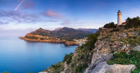Una vista del faro de Cap Gros en el norte de Mallorca al atardecer