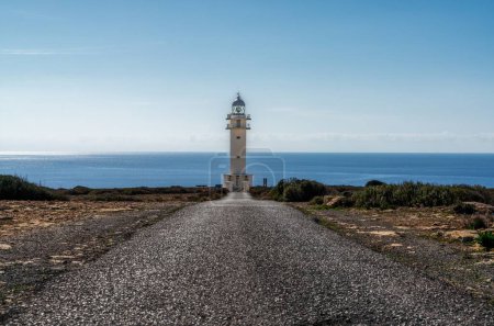 Eine lange Landstraße führt zum Leuchtturm am Cap de Barbaria auf der Insel Formentera