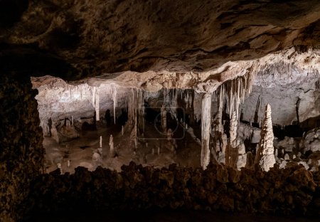 Porto Cristo, Spanien - 23. Januar 2024: Detailansicht der Felsformationen innerhalb der Cuevas del Drach im Osten Mallorcas