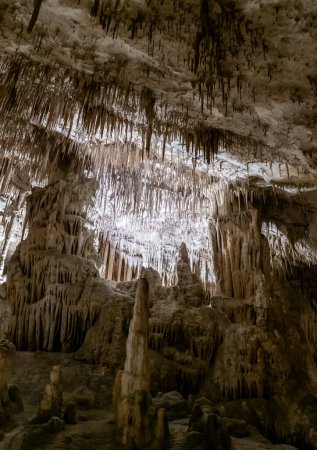 Porto Cristo, España - 23 de enero de 2024: vista de las formaciones rocosas dentro de las Cuevas del Drach en el este de Mallorca