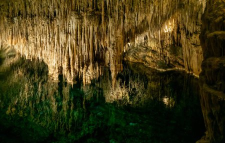 Porto Cristo, Espagne - 23 janvier 2024 : vue sur les formations rocheuses à l'intérieur des Cuevas del Drach dans l'est de Majorque