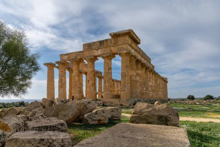 Castelvetrano, Italie - 3 janvier 2024 : vue du temple E ou du temple d'Héra à Sélinus en Sicile