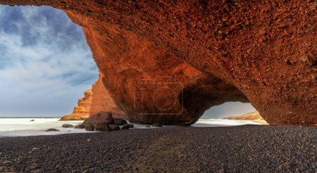 Blick auf Strand und Felsbogen bei Legzira an der Atlantikküste Marokkos