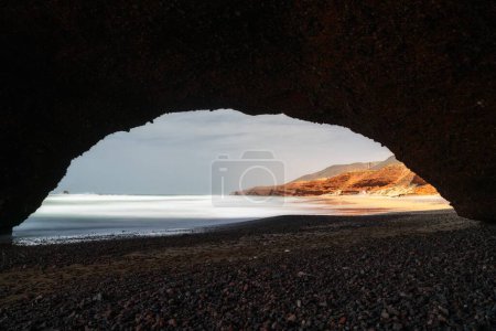 Una vista de la playa y el arco de roca en Legzira en la costa atlántica de Marruecos