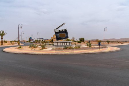 Foto de Círculo de tráfico moderno con claqueta gigante en el centro de Ouarzazate el Hollywood de Marruecos - Imagen libre de derechos