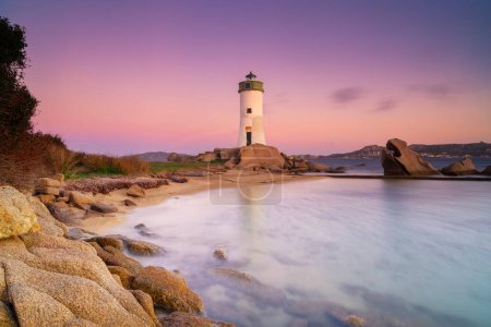 longue vue d'exposition du phare de Punta Palau sur la côte émeraude de Sardaigne au lever du soleil