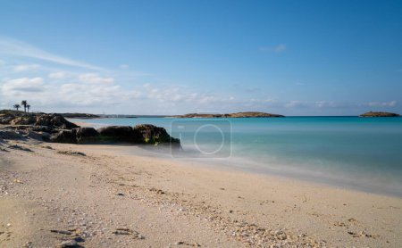 Una hermosa playa vacía de arena dorada en el istmo Platja de Ses Illetes en la isla de Formentera