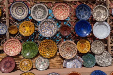 Viele farbenfrohe Schalen und Platten in einem traditionellen marokkanischen Geschäft für Kunsthandwerk
