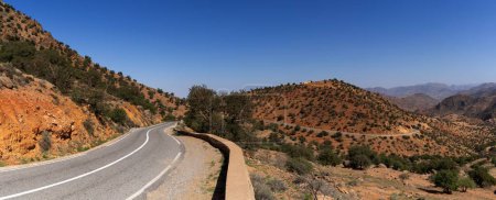 Eine Panoramalandschaft einer kurvenreichen Bergstraße im Gebirge des Kleinen Atlas in Marokko
