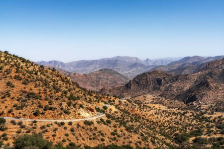 Eine Landschaft mit Blick auf eine gewundene Bergstraße im Gebirge des Kleinen Atlas in Marokko