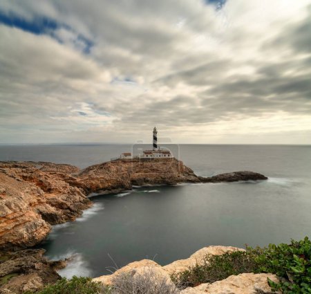 vue à longue exposition du phare de Cap de Cala Figuera sous un ciel couvert